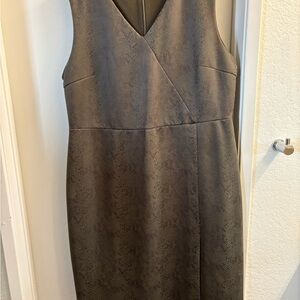 Chic Sleeveless Midi Dress in Gray